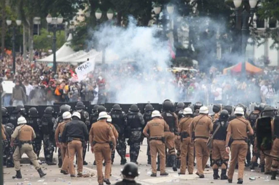 Cenas de guerra: PM usa bomba e bala de borracha contra servidores