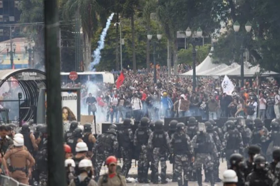 Cenas de guerra: PM usa bomba e bala de borracha contra servidores