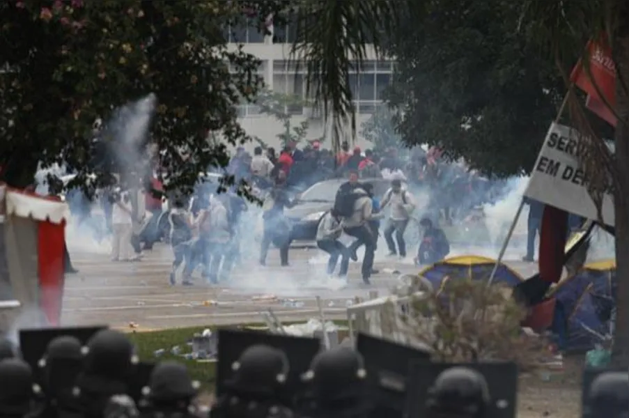 Cenas de guerra: PM usa bomba e bala de borracha contra servidores