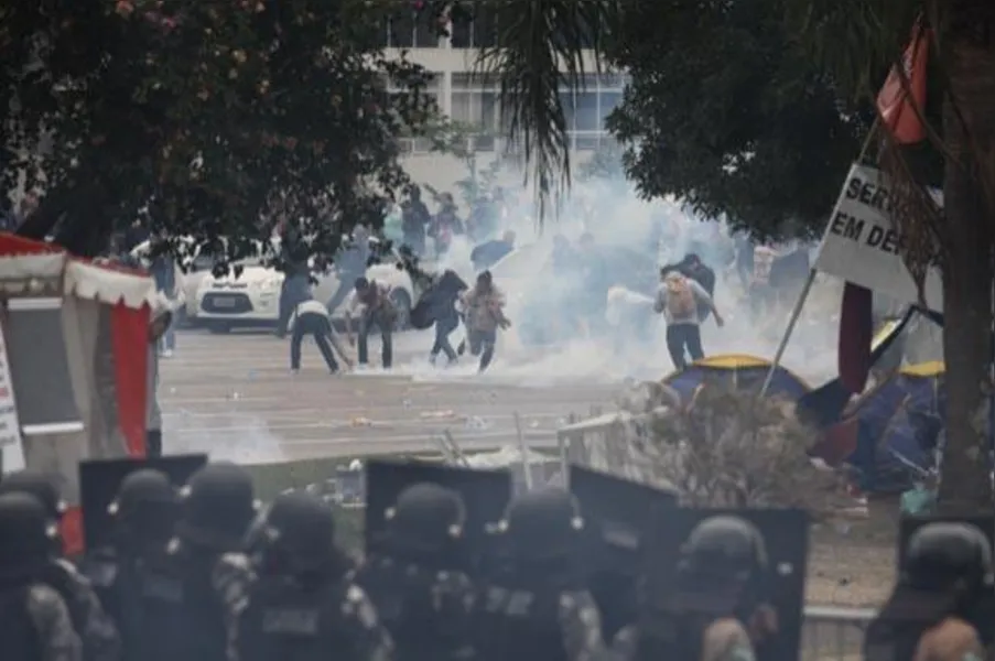 Cenas de guerra: PM usa bomba e bala de borracha contra servidores