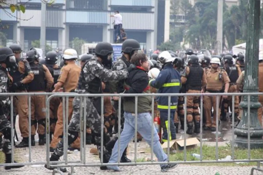 Cenas de guerra: PM usa bomba e bala de borracha contra servidores