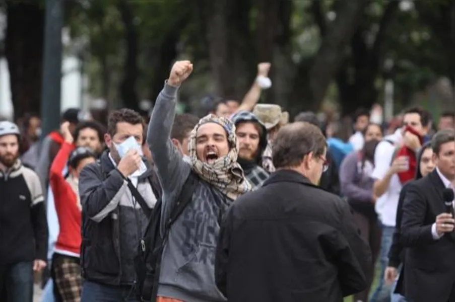Cenas de guerra: PM usa bomba e bala de borracha contra servidores