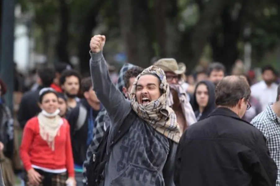 Cenas de guerra: PM usa bomba e bala de borracha contra servidores