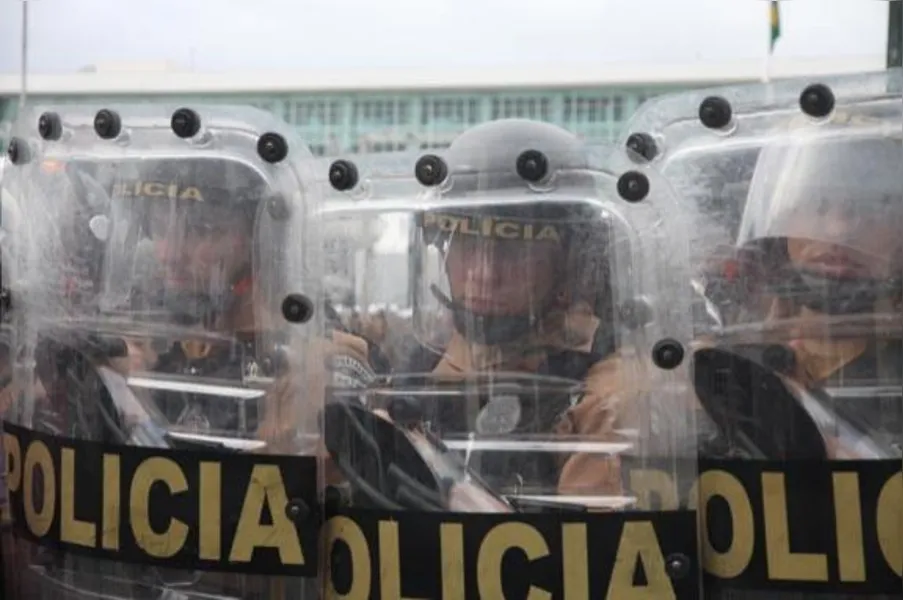 Cenas de guerra: PM usa bomba e bala de borracha contra servidores
