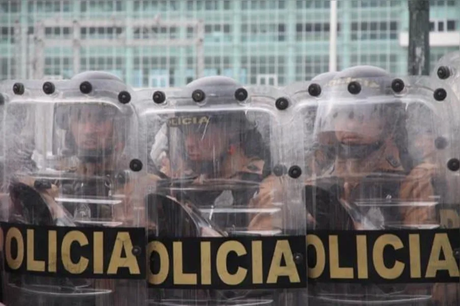 Cenas de guerra: PM usa bomba e bala de borracha contra servidores