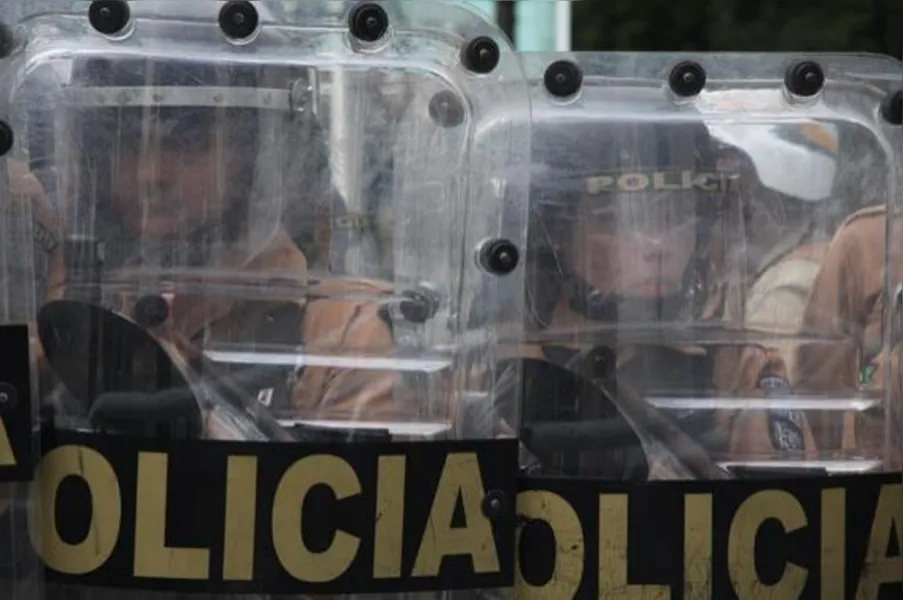Cenas de guerra: PM usa bomba e bala de borracha contra servidores