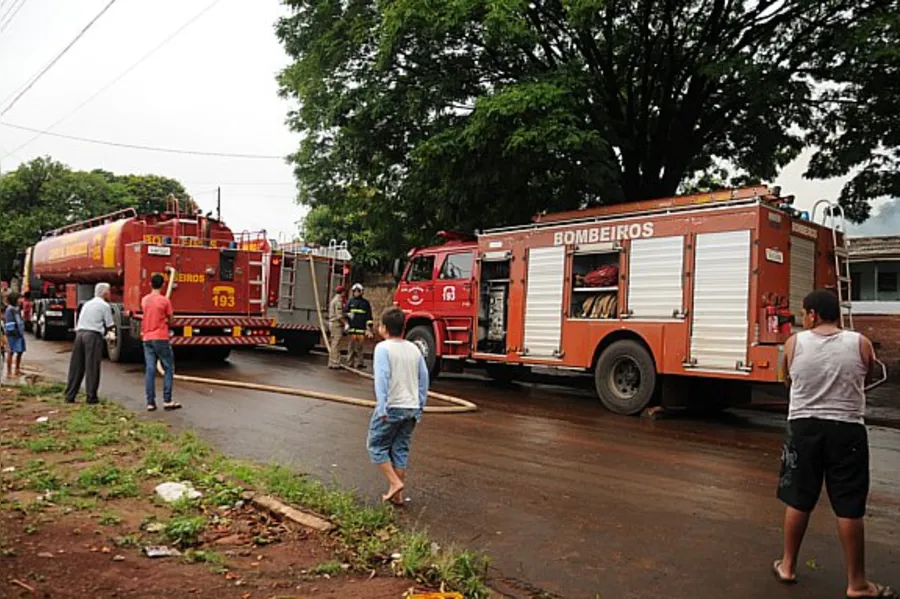 Incêndio criminoso assusta moradores; veja as fotos