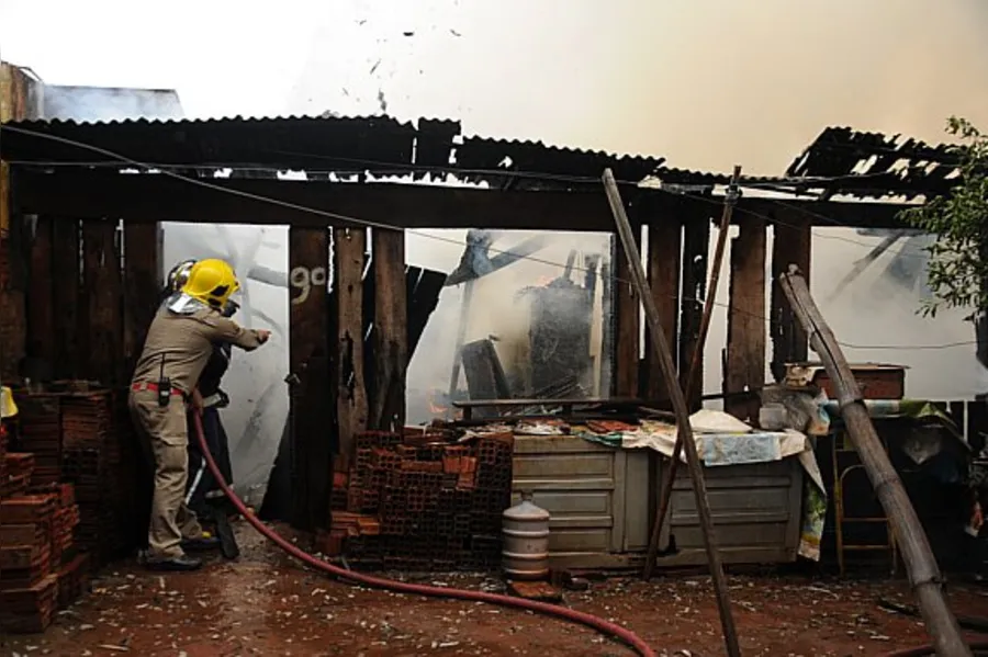 Incêndio criminoso assusta moradores; veja as fotos