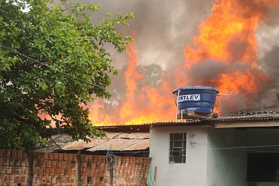 Incêndio criminoso assusta moradores; veja as fotos