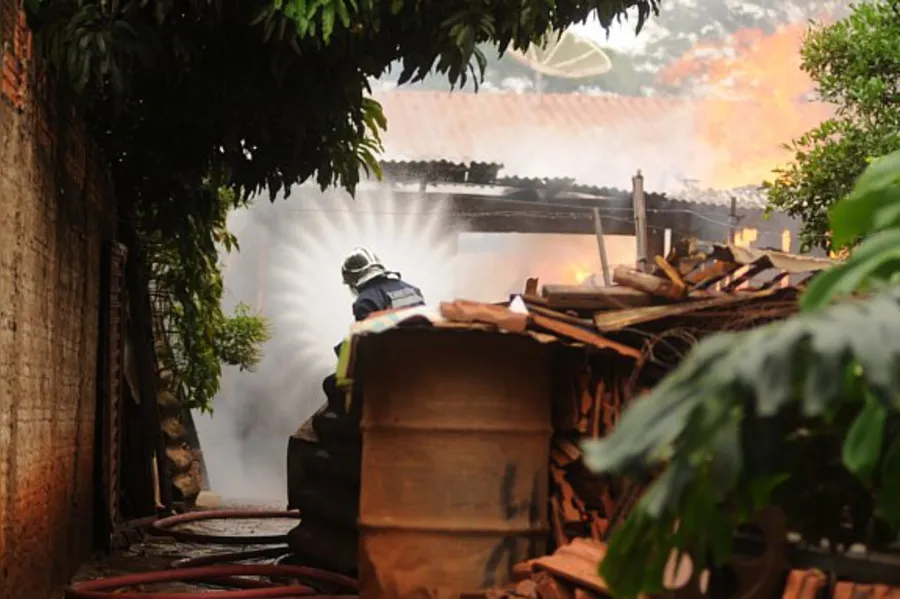 Incêndio criminoso assusta moradores; veja as fotos