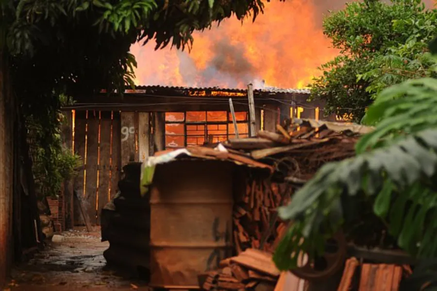 Incêndio criminoso assusta moradores; veja as fotos