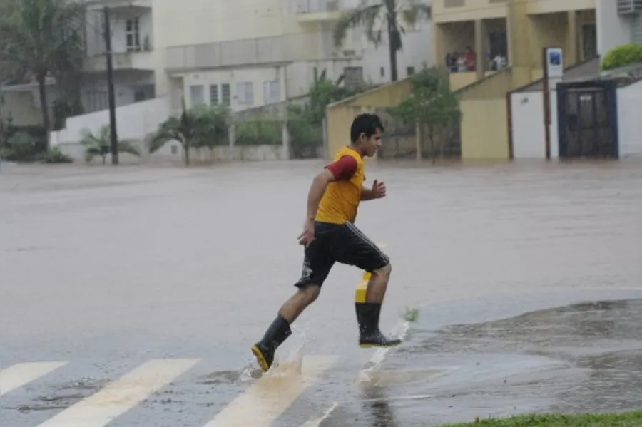 Veja mais fotos da enchente em Londrina