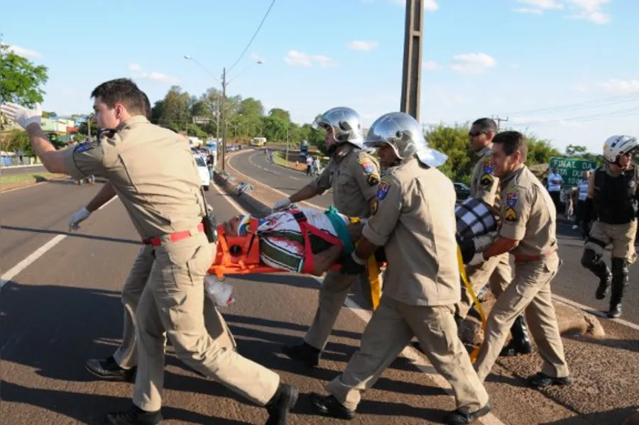 Veja mais fotos do resgate de motorista que colidiu com árvore