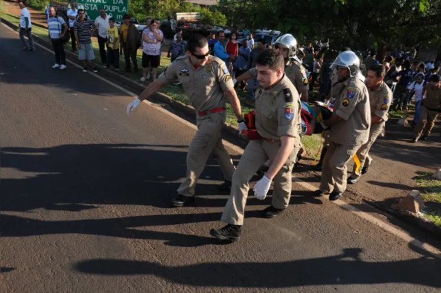 Veja mais fotos do resgate de motorista que colidiu com árvore