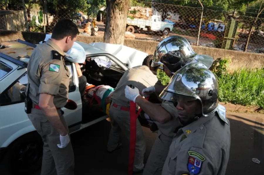 Veja mais fotos do resgate de motorista que colidiu com árvore