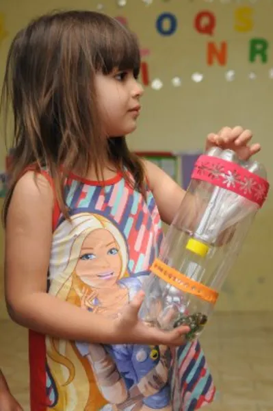Grupo de amigas doa brinquedos