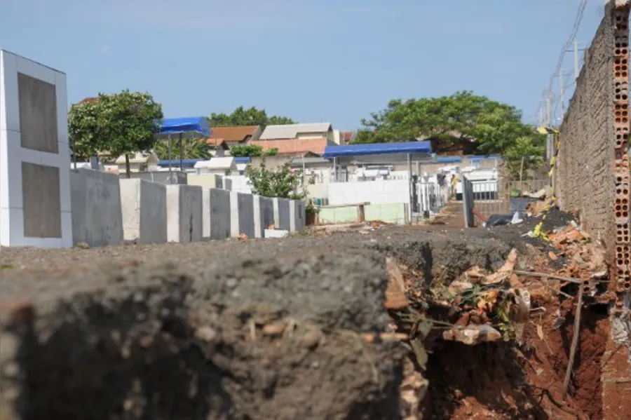 Visitantes criticam condições de cemitério