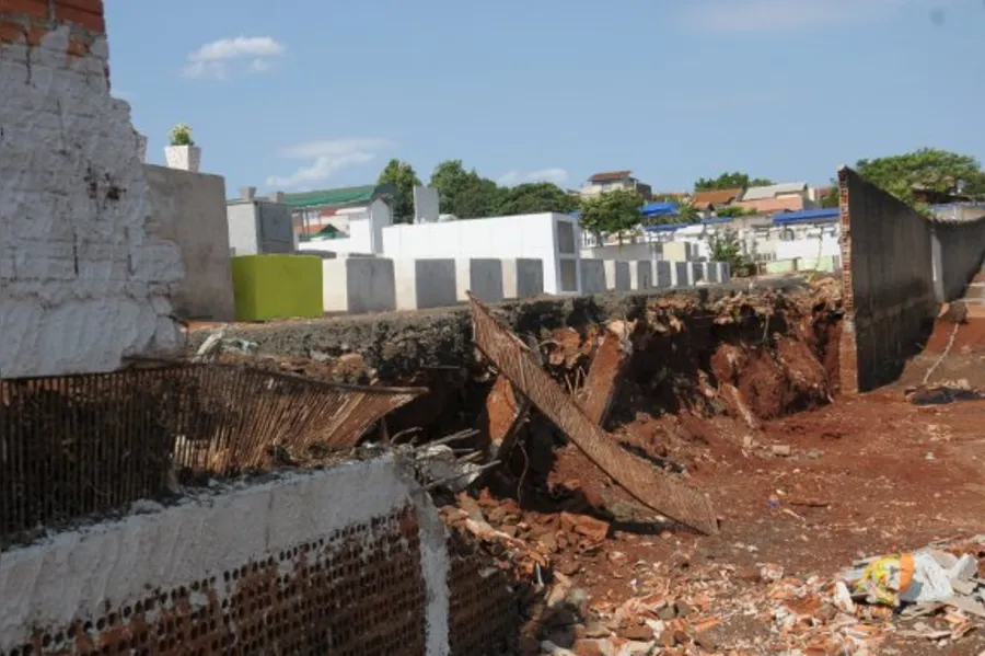 Visitantes criticam condições de cemitério