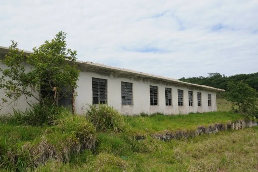 OBRAS INACABADAS   Exemplos de descaso com o dinheiro público
