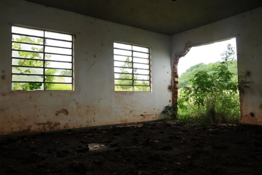 OBRAS INACABADAS   Exemplos de descaso com o dinheiro público