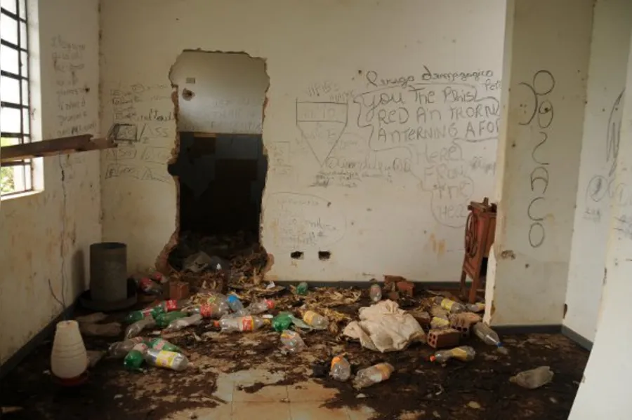 OBRAS INACABADAS   Exemplos de descaso com o dinheiro público