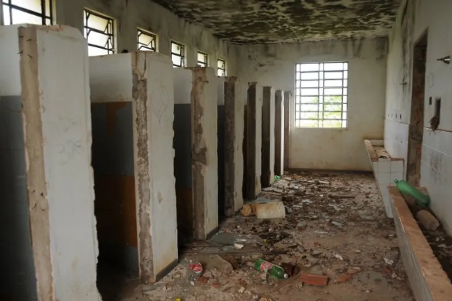 OBRAS INACABADAS   Exemplos de descaso com o dinheiro público