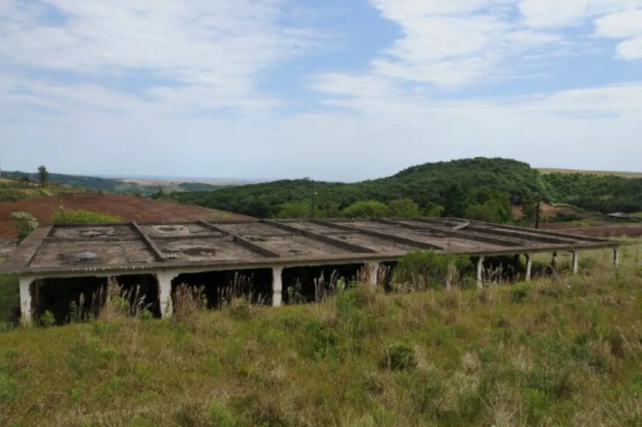 OBRAS INACABADAS   Exemplos de descaso com o dinheiro público