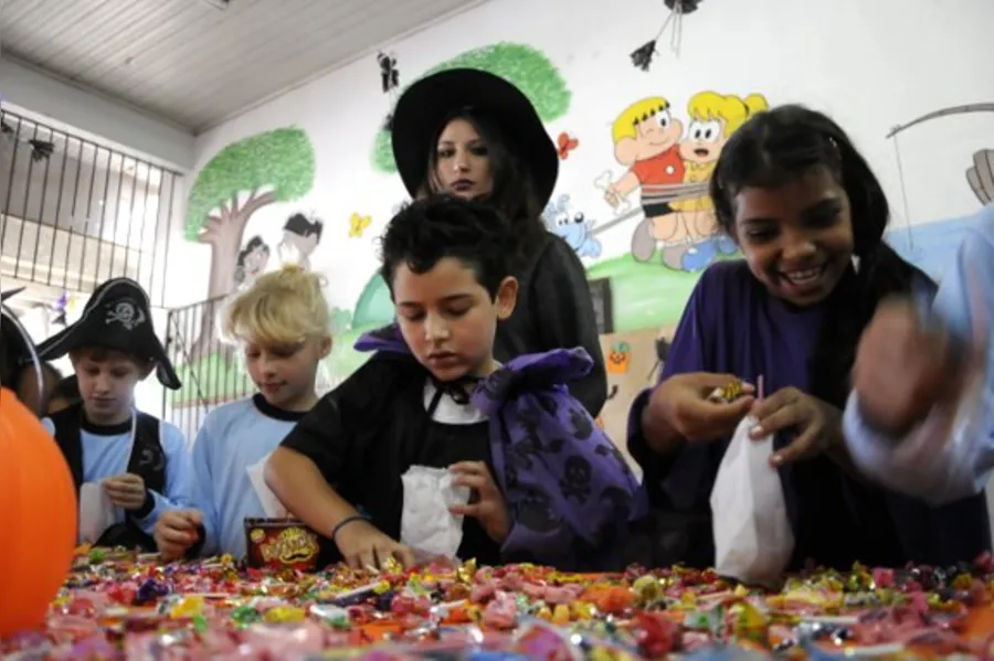 Alunos aprendem uma nova cultura celebrando o Halloween