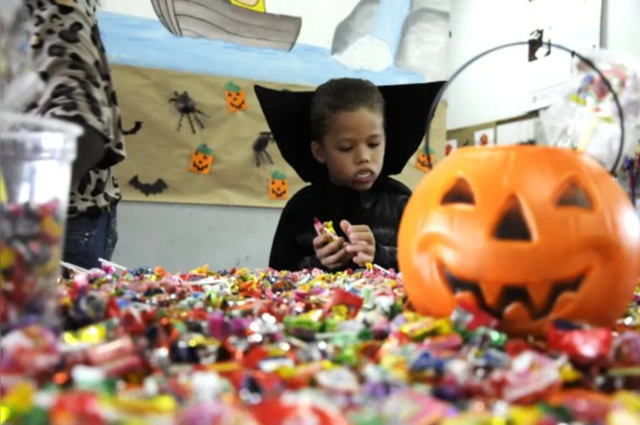 Alunos aprendem uma nova cultura celebrando o Halloween