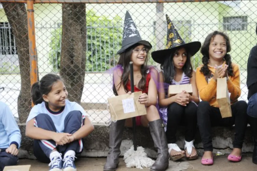 Alunos aprendem uma nova cultura celebrando o Halloween