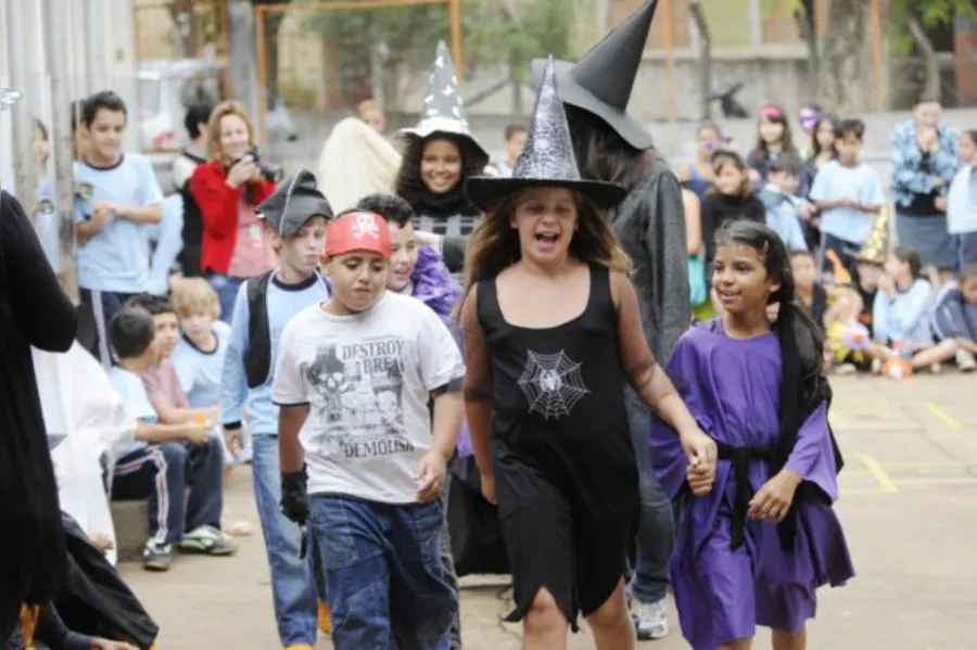Alunos aprendem uma nova cultura celebrando o Halloween