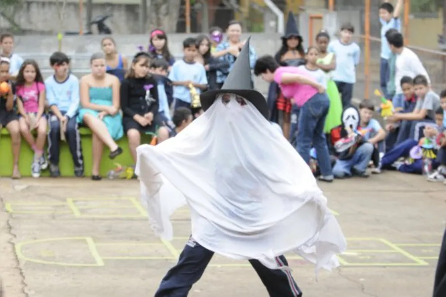Alunos aprendem uma nova cultura celebrando o Halloween