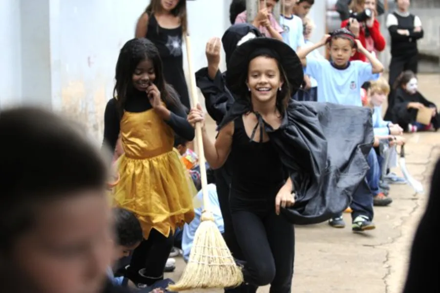 Alunos aprendem uma nova cultura celebrando o Halloween