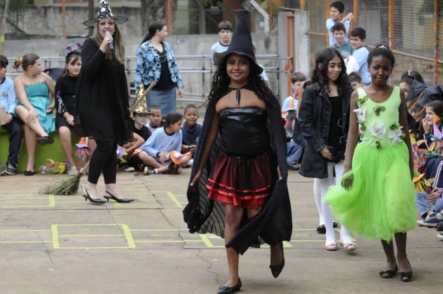 Alunos aprendem uma nova cultura celebrando o Halloween
