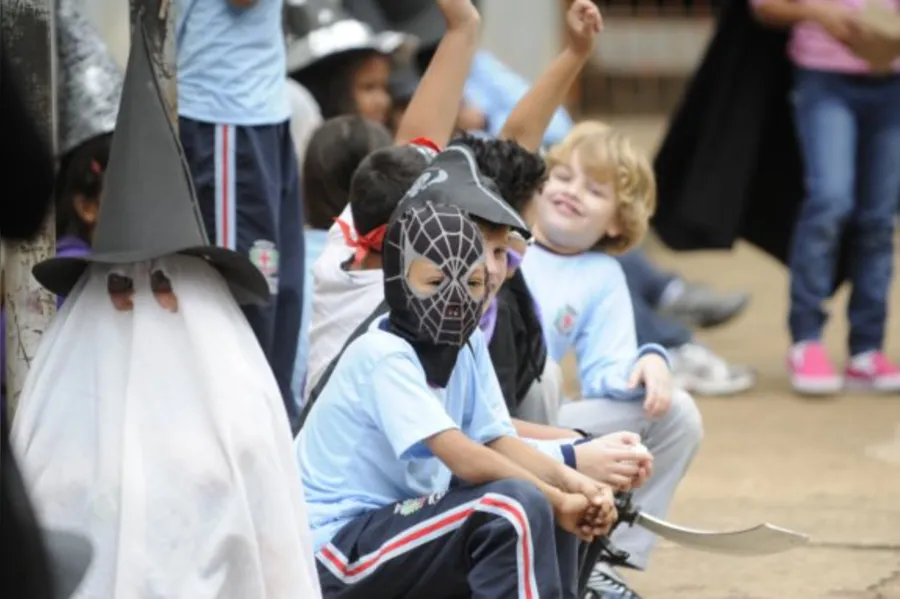 Alunos aprendem uma nova cultura celebrando o Halloween