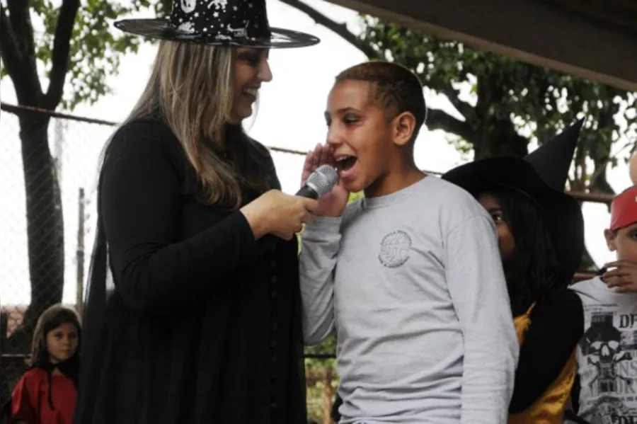 Alunos aprendem uma nova cultura celebrando o Halloween