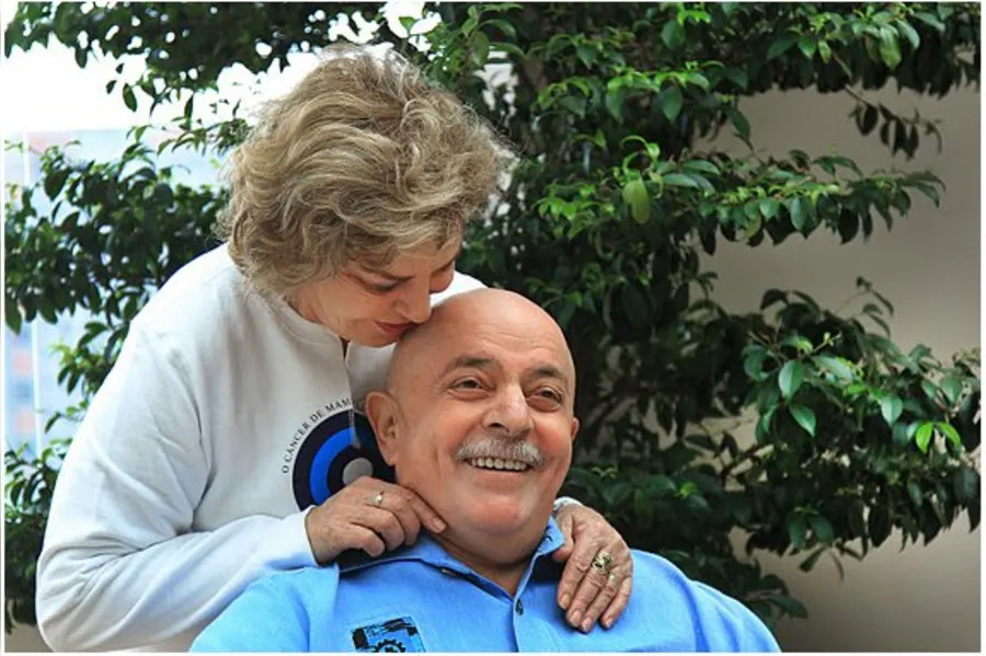 Marisa raspa cabelo e barba de Lula
