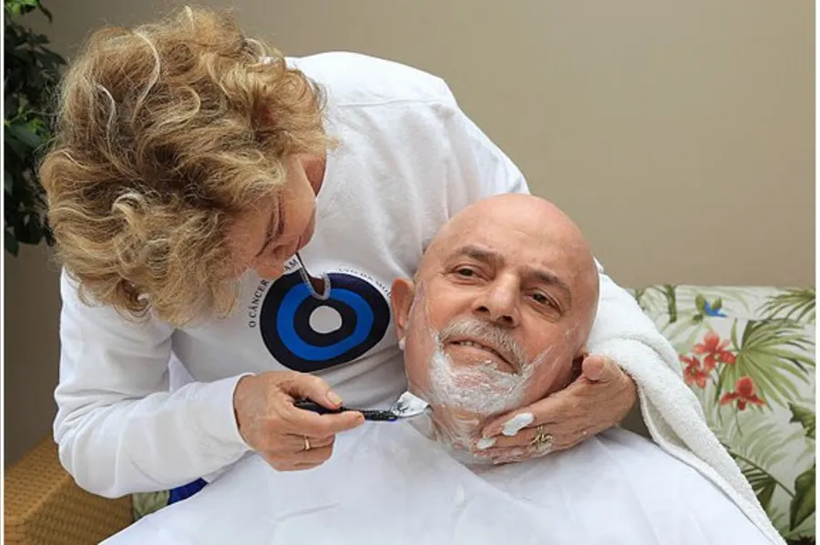 Marisa raspa cabelo e barba de Lula