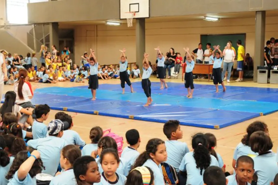 Aulas de ginástica unem esporte e brincadeira