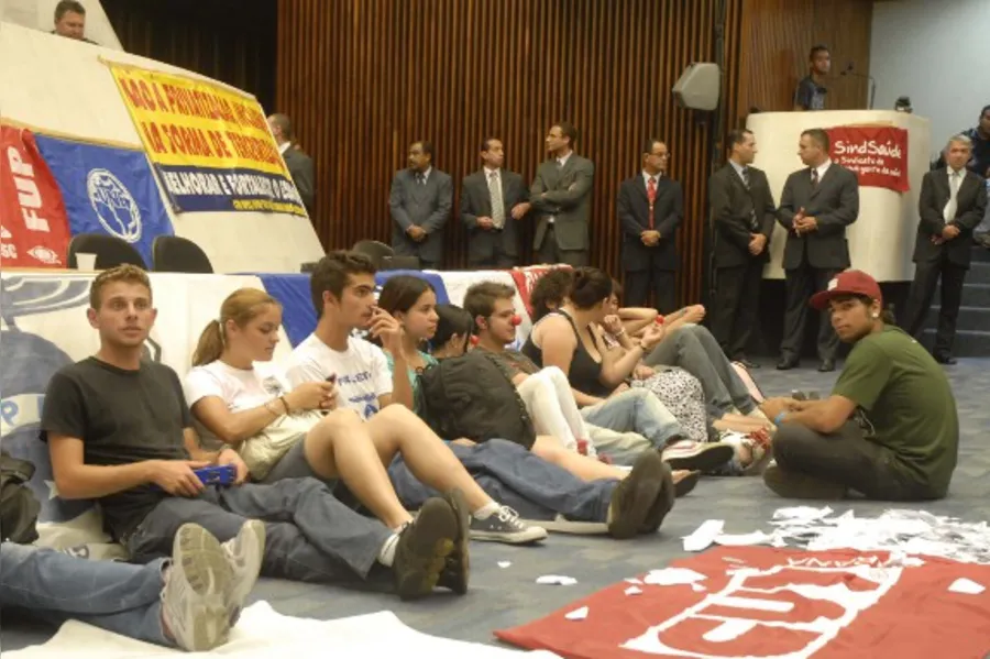 Manifestantes invadem AL e rasgam ordem do dia