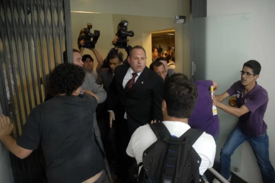 Manifestantes invadem AL e rasgam ordem do dia