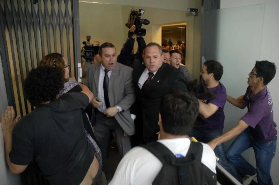 Manifestantes invadem AL e rasgam ordem do dia
