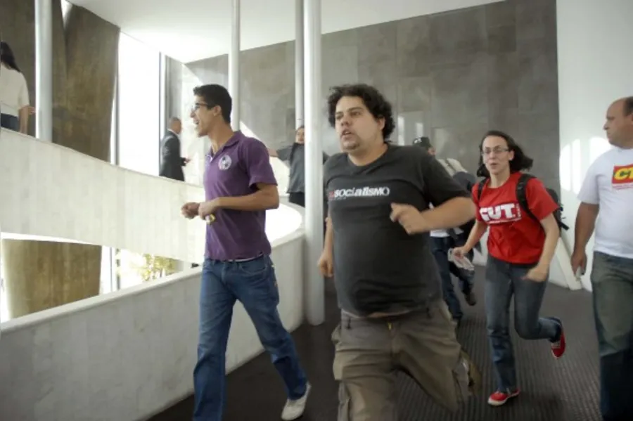 Manifestantes invadem AL e rasgam ordem do dia