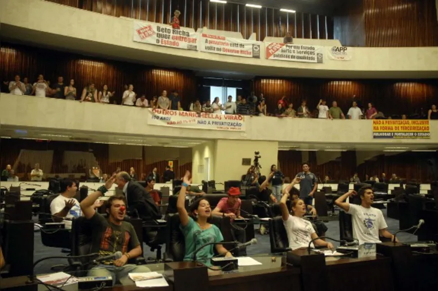 Manifestantes invadem AL e rasgam ordem do dia