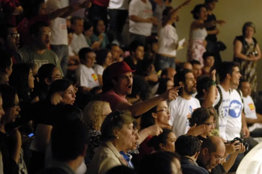 Manifestantes invadem AL e rasgam ordem do dia