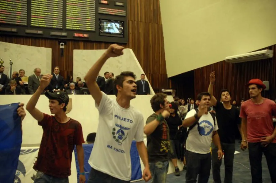 Manifestantes invadem AL e rasgam ordem do dia