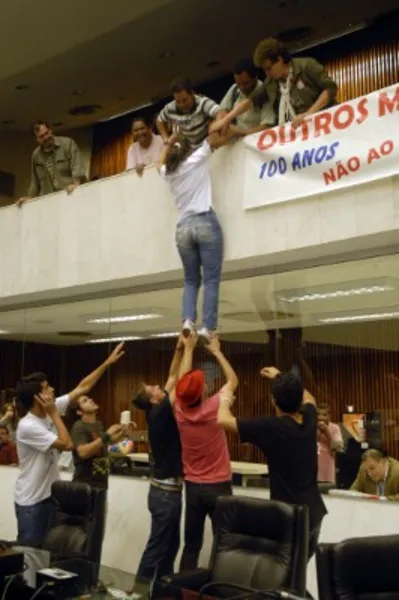 Manifestantes invadem AL e rasgam ordem do dia