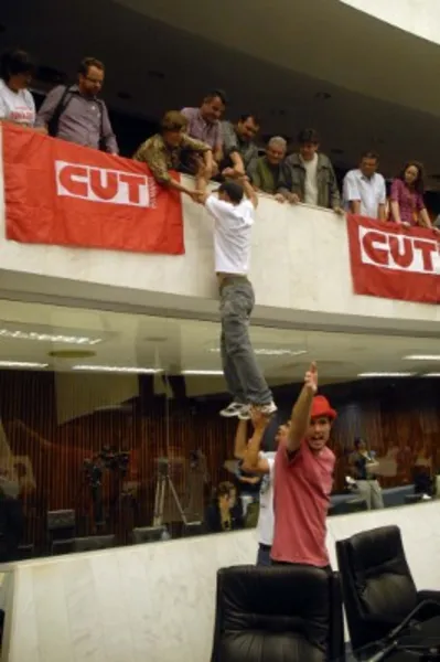 Manifestantes invadem AL e rasgam ordem do dia