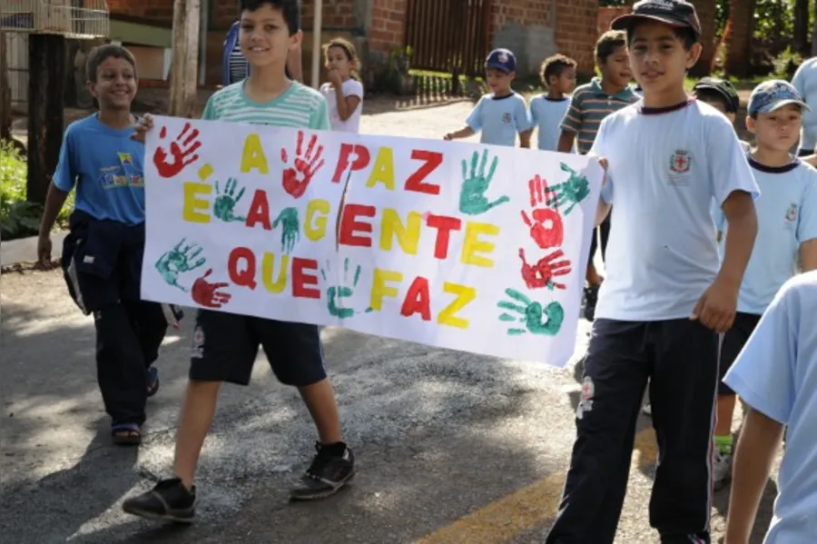 Crianças caminham pela paz