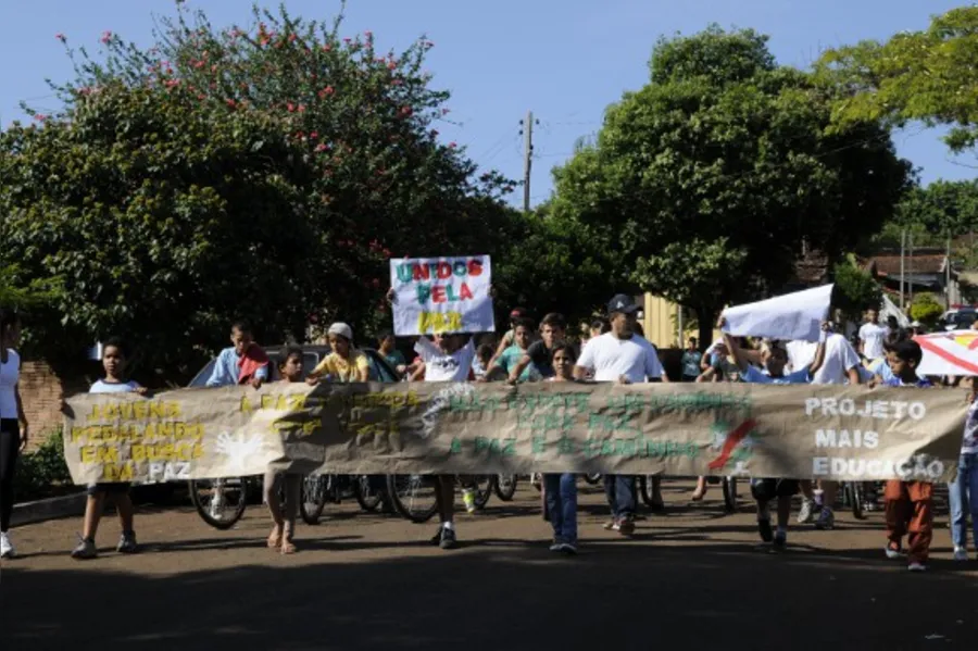 Crianças caminham pela paz